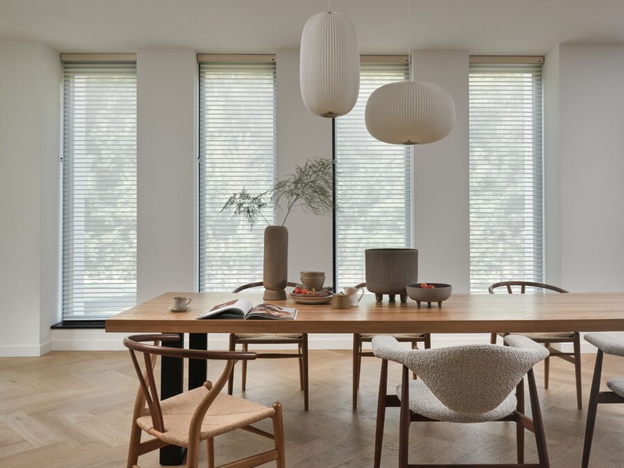 Luxaflex raamdecoratie wit in eetkamer