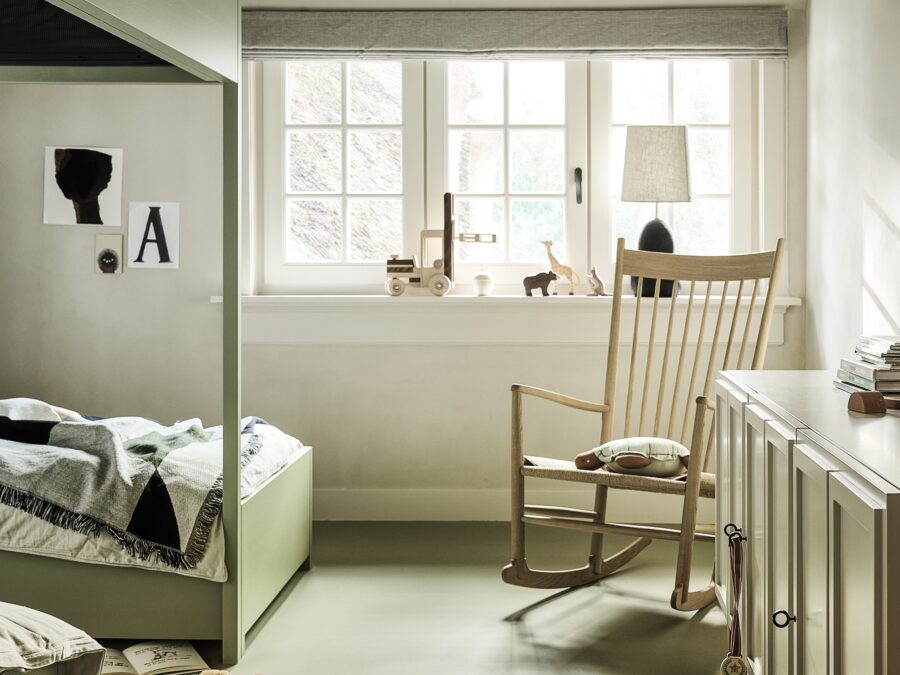 Kinderkamer met strakke Marmoleum vloer en hoge witte plint langs muur