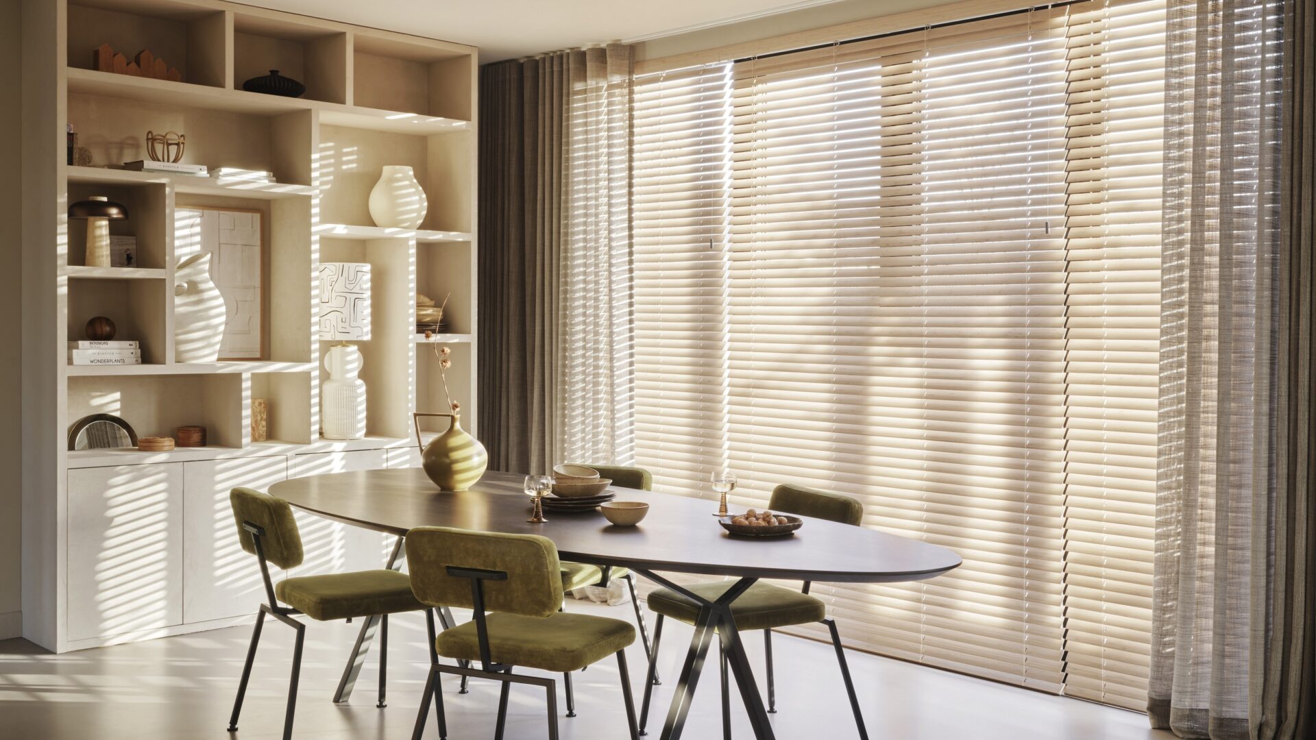 Houten jaloezieën met elektrische bediening in de eethoek - Thuisin Excellent