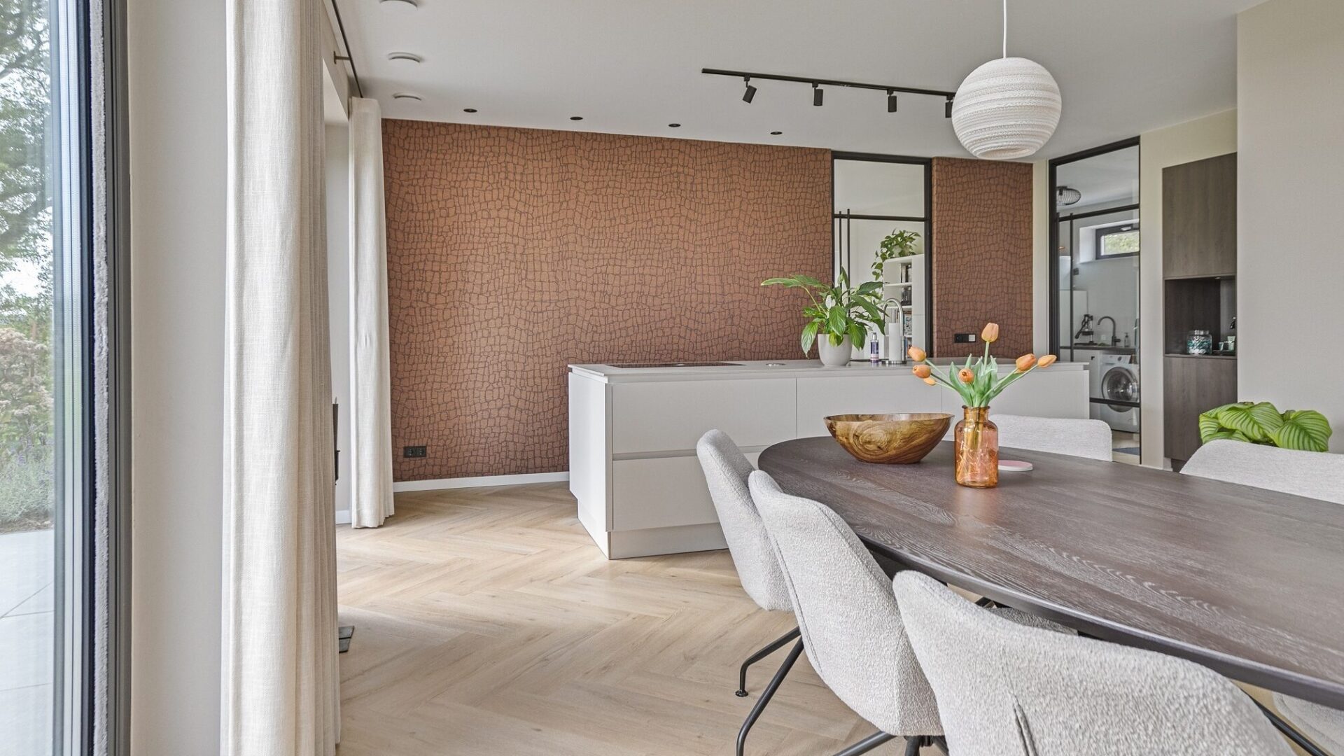 Brons krokodillenbehang van Arte in de keuken