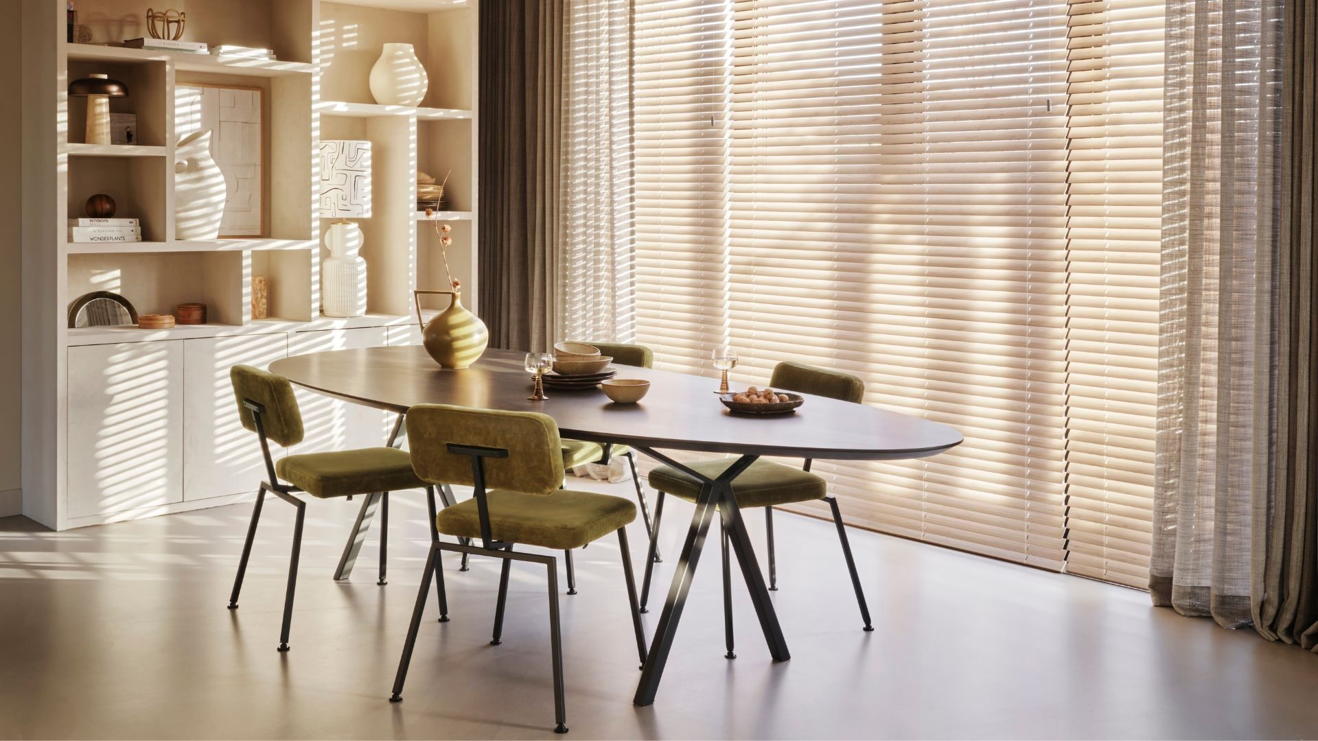 Houten jaloezieën in de eetkamer