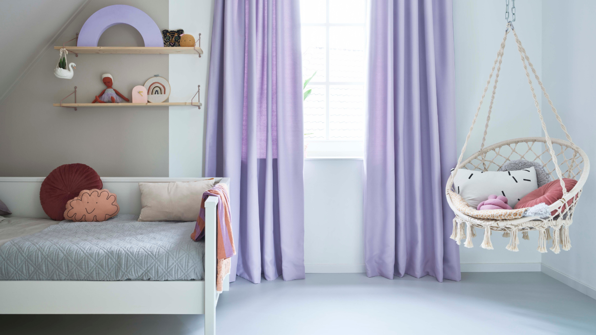 Licht lila gordijnen in kinderslaapkamer