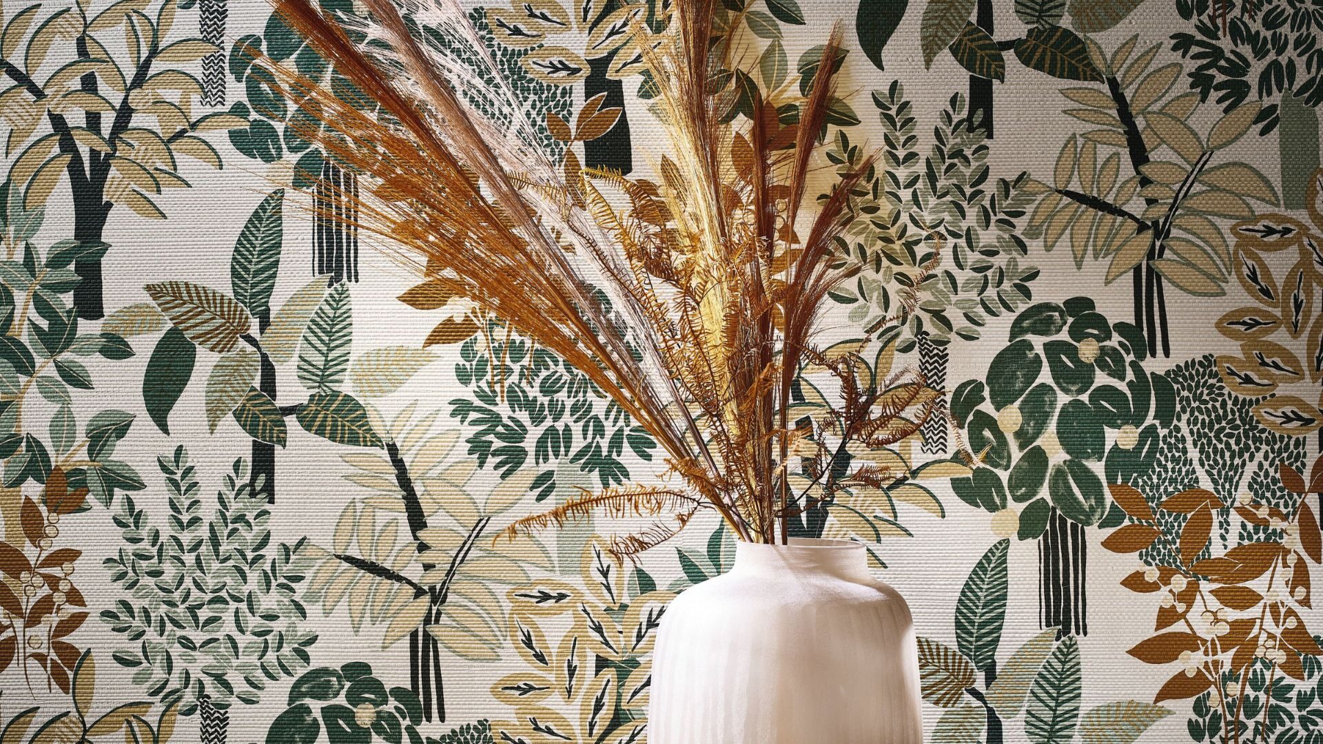 Weelderige behang met bladeren, bomen in groen en beige tinten