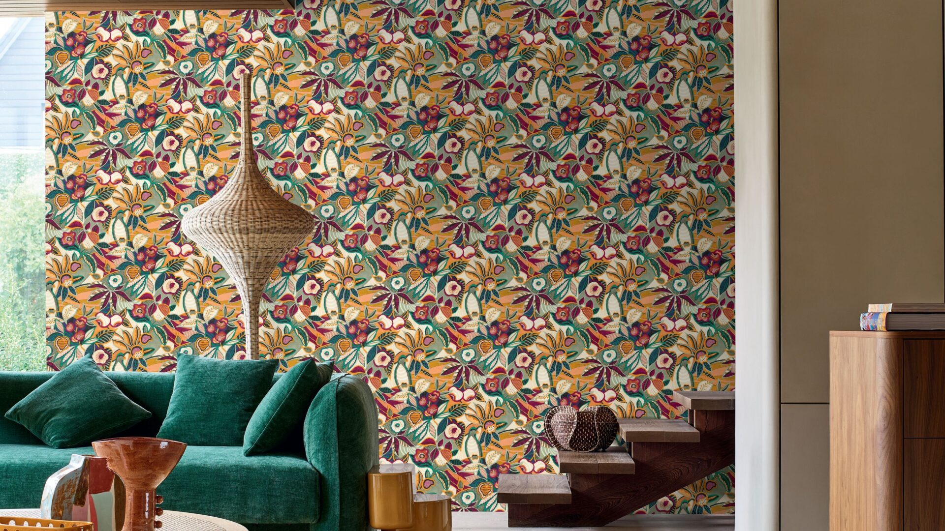 Bohemien stijl woonkamer met kleurrijk behang in warme tinten