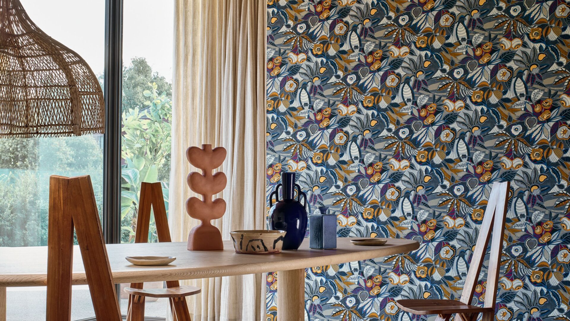 Eetkamer scandinavische woonstijl met houten tafel en stoelen en behang met print van Casamance. Thuisin