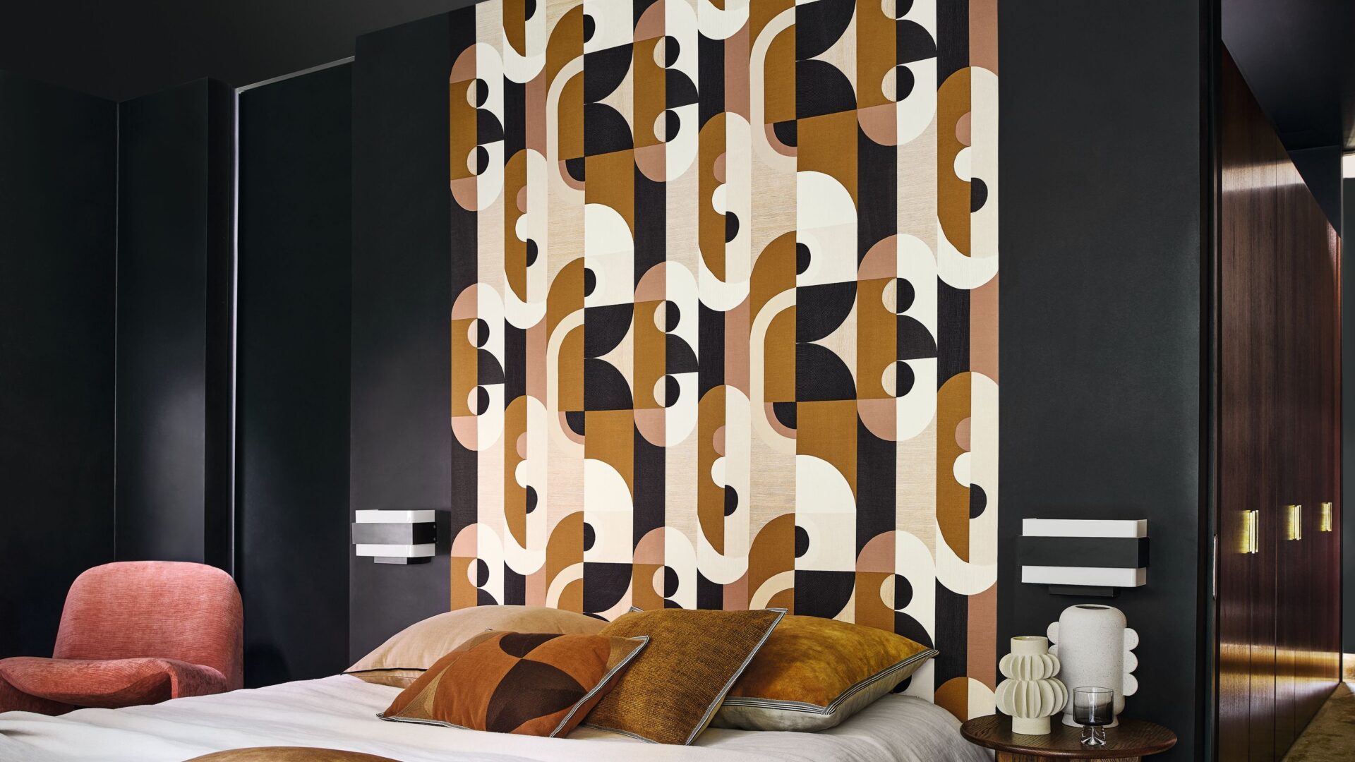 Slaapkamer met luxe behang aan het hoofdeinde van het bed als eyecatcher