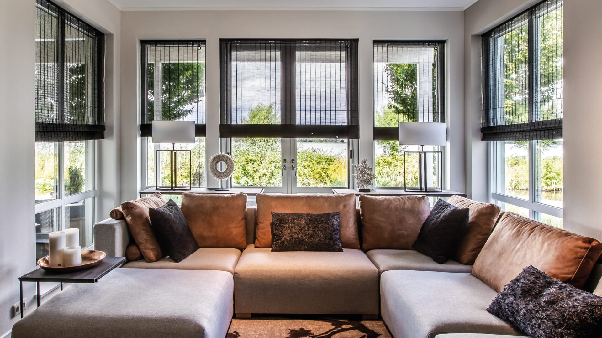 Zwart geweven hout raamdecoratie in de woonkamer