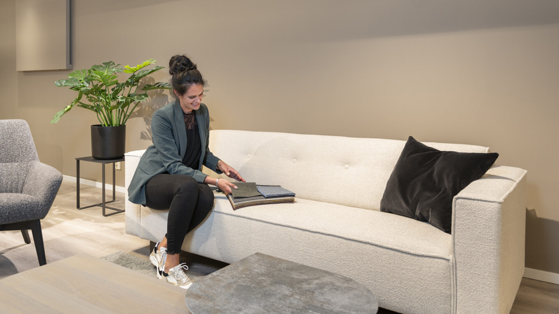 Linda in de woonwinkel Thuisin Kooijman Gladzo in Woerden