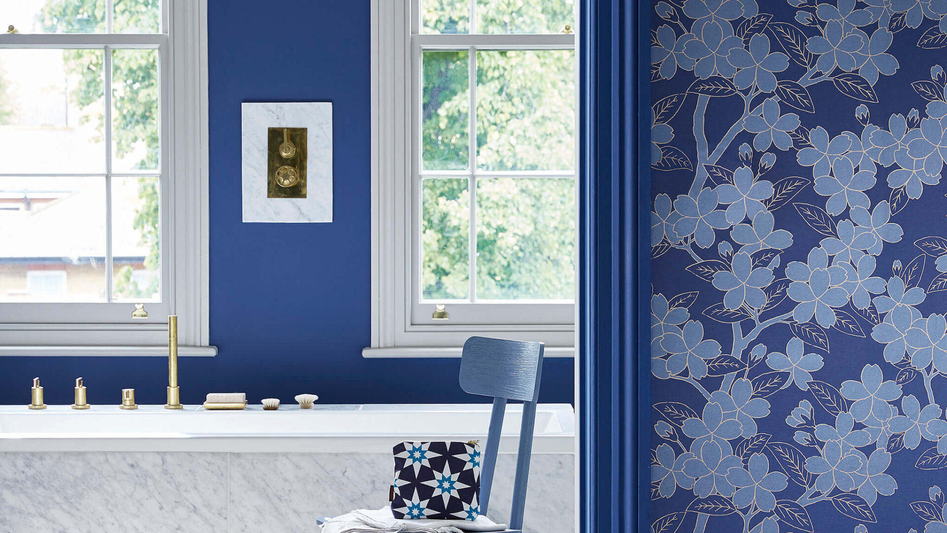 Little Greene verf en behang Camellia Smalt with Smalt 255