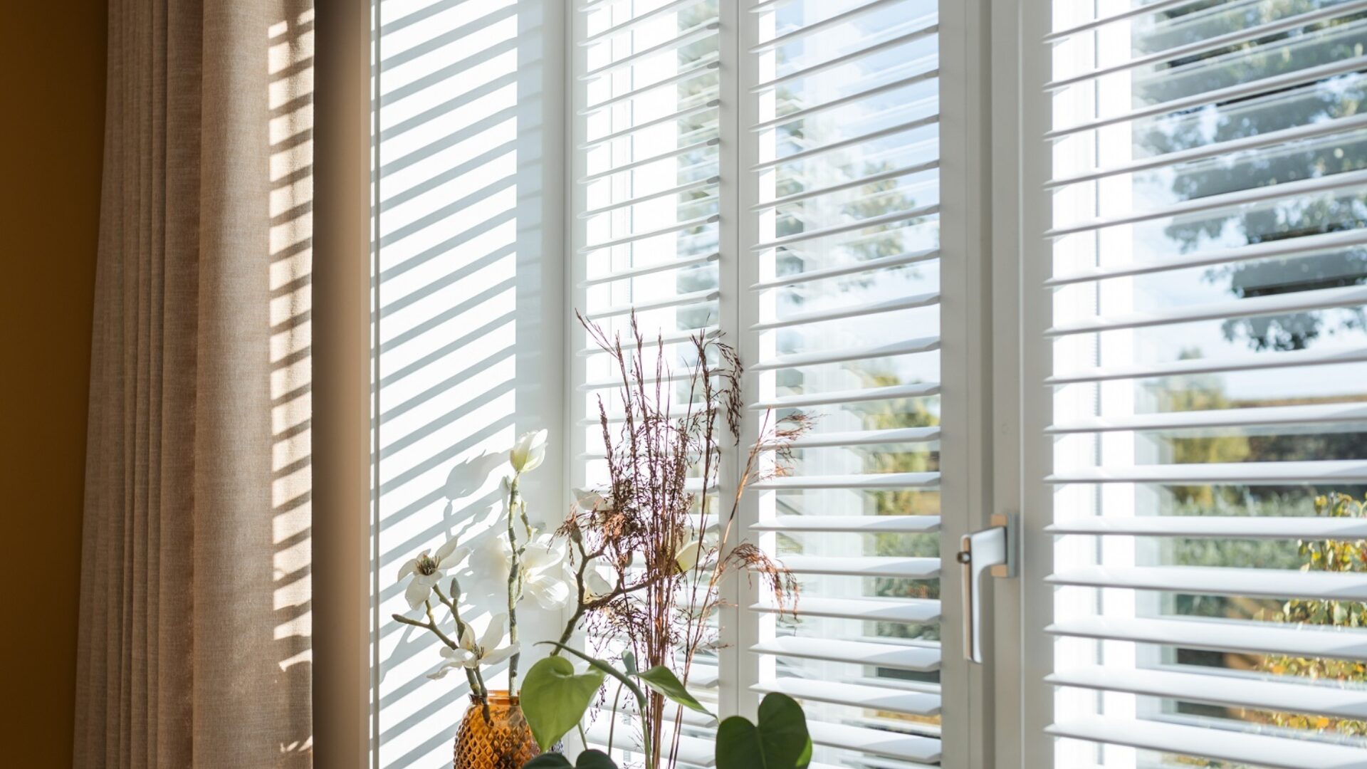 Luxaflex shutters, wit met inbetween en vensterbank