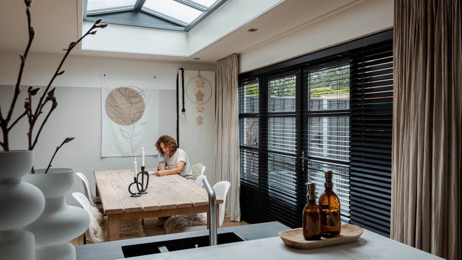 Luxaflex raamdecoratie horziontale zwarte jaloezieën in de keuken