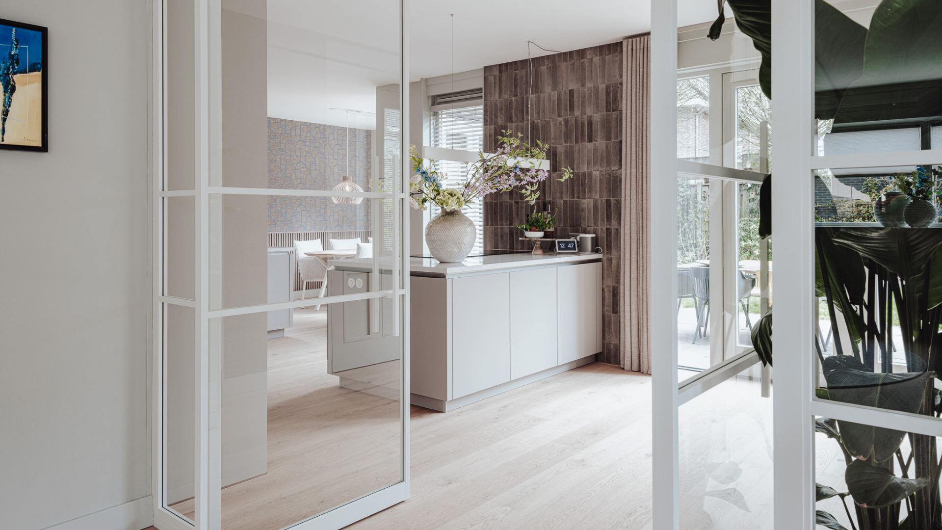 Roomdivider met witte stalen deuren, wavegordijnen en nieuwe vloer – stijlvol én functioneel