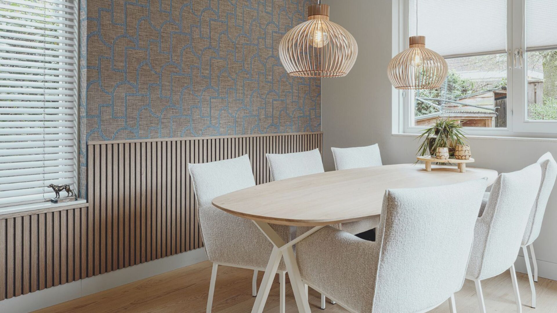 Eethoek met lichte lindura vloer, wandpanelen en behang