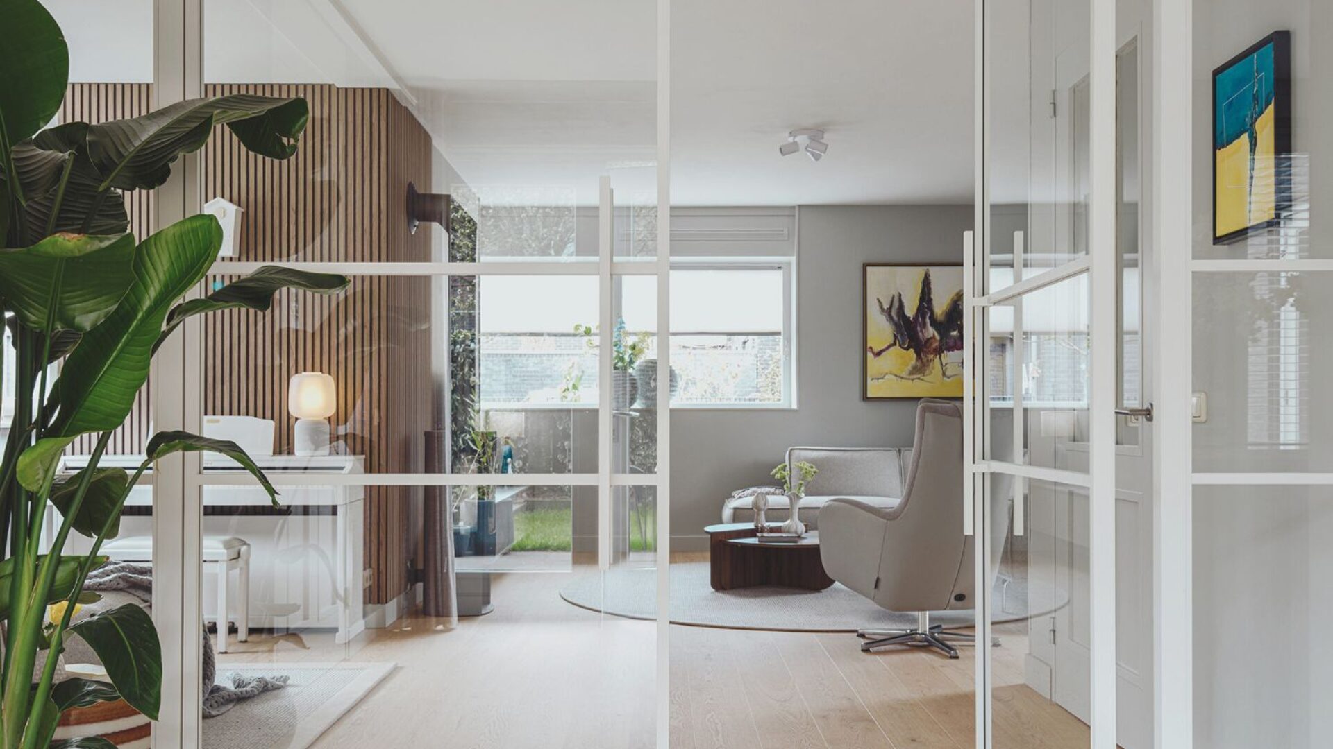 Witte metalen deuren in de woonkamer met een lichte eiken Lindura vloer