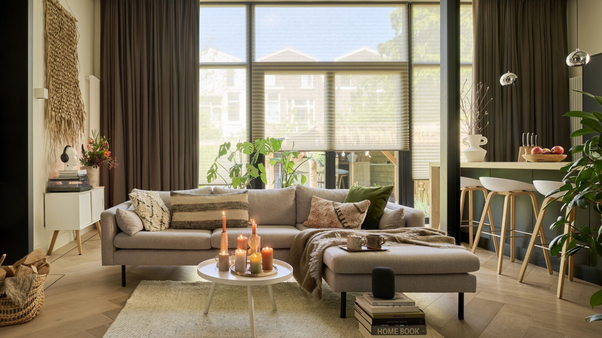 Gezellig interieur met warme vloer, gordijnen en wanddecoratie