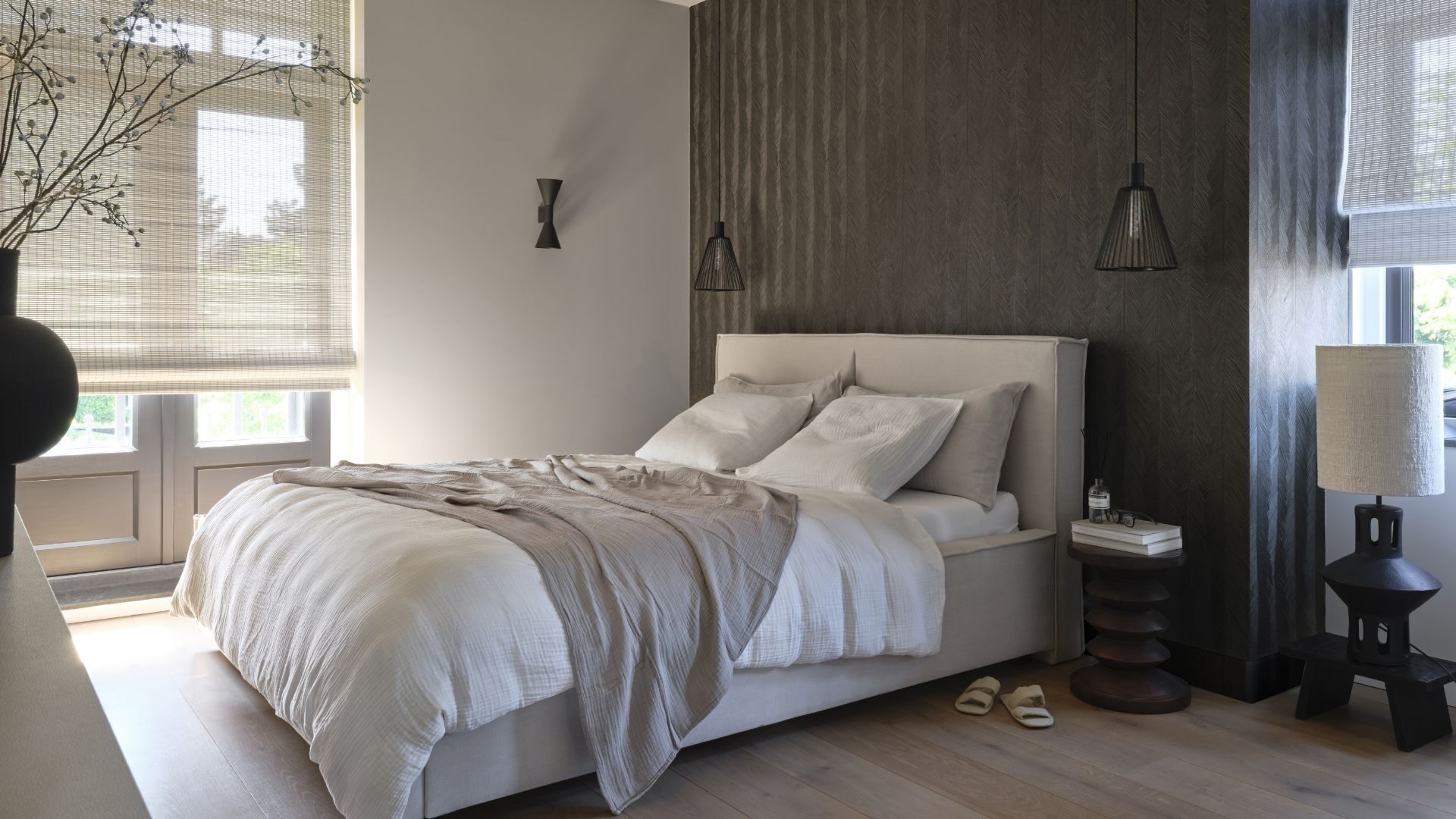 Geweven hout vouwgordijnen beige in hotel chic slaapkamer met houten wandpanelen