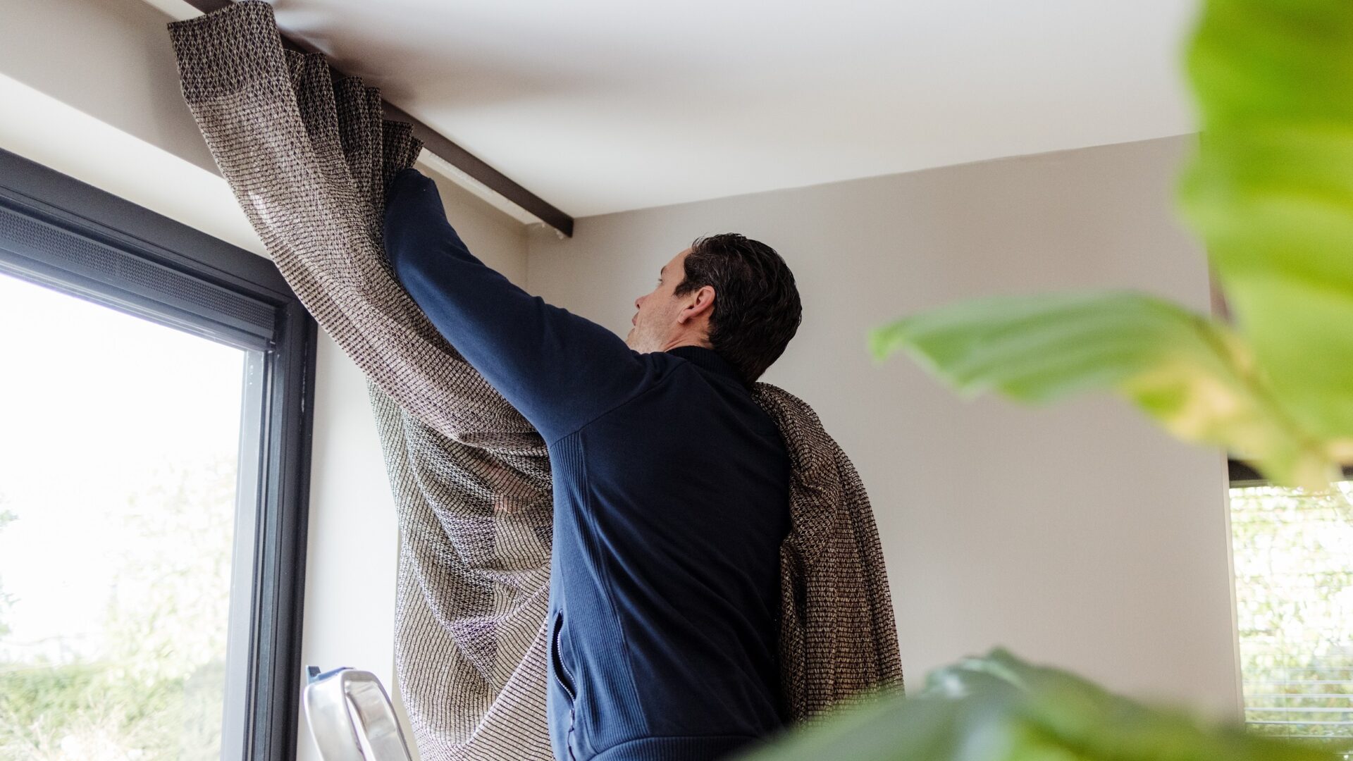 Thuisin - Onze vakmensen monteren zorgvuldig jouw nieuwe raamdecoratie