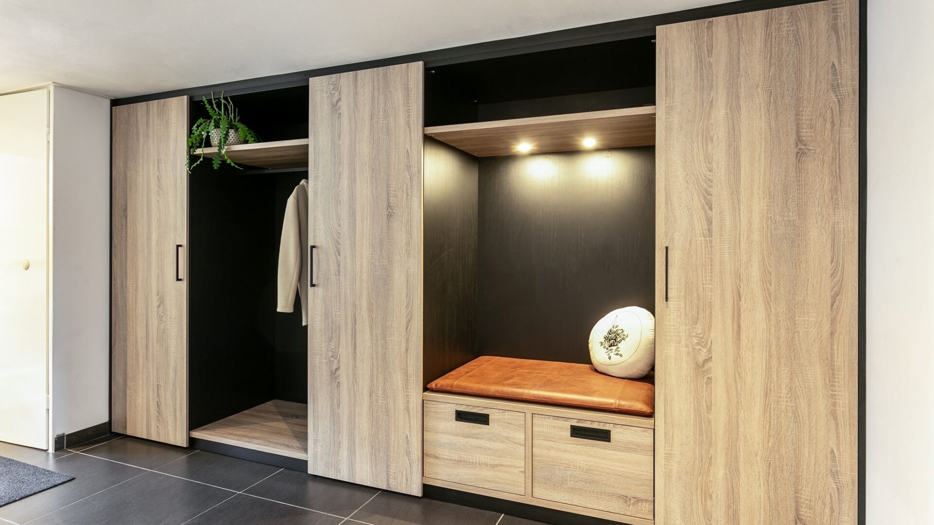 Hal met kast op maat met schuifdeuren en garderobe.