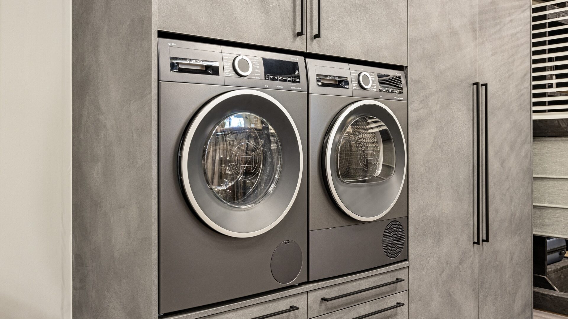 Grijze wasmachine kast op maat met wasmachine en droger