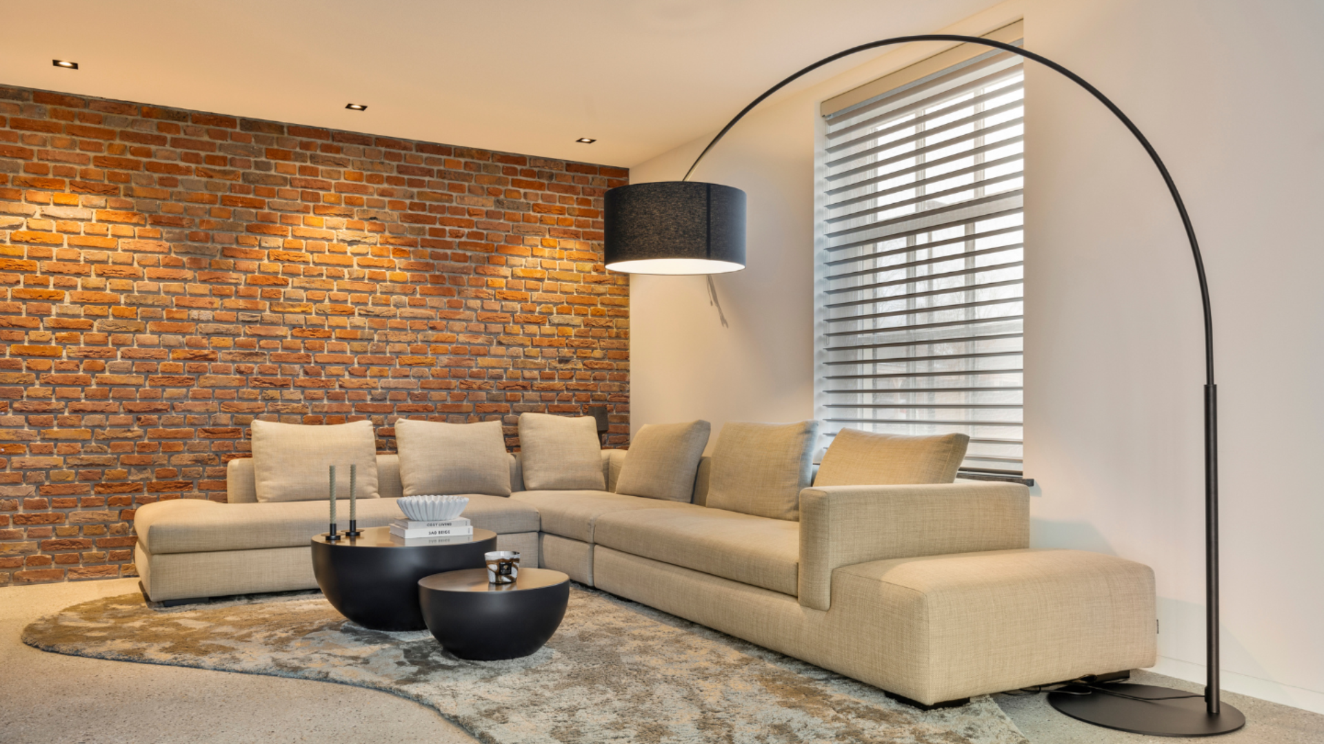 Moderne woonkamer met raamdecoratie en schoonmetselwerk