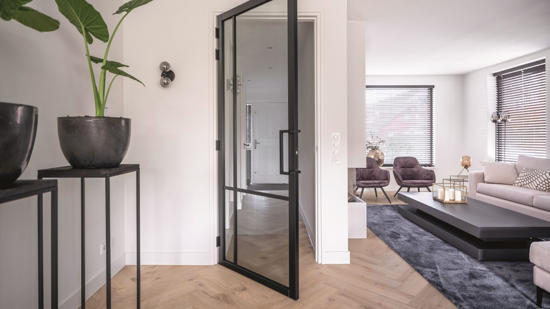 Stalen deur van de hal naar industriele woonkamer