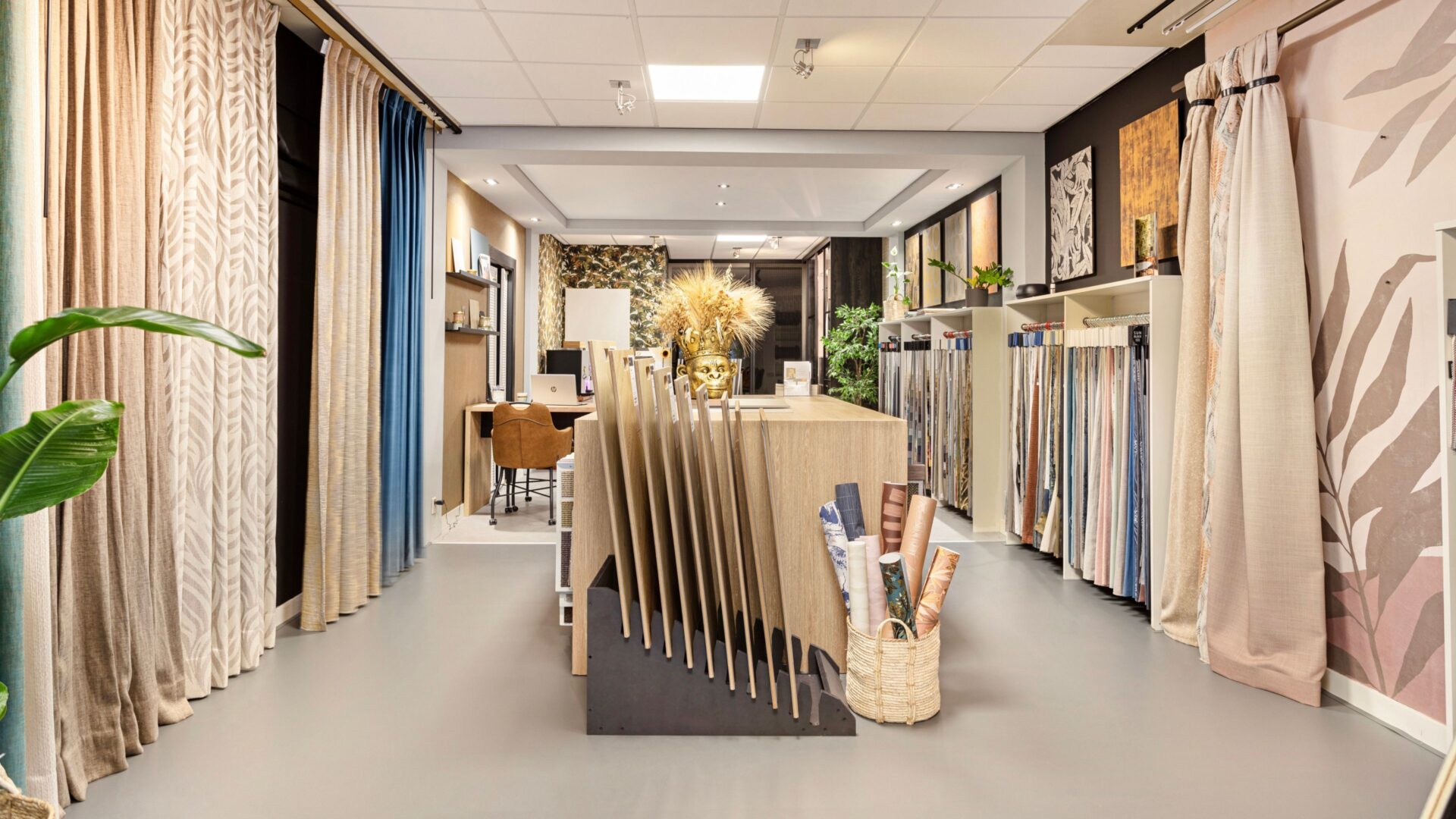 Vloeren en gordijnen showroom in woonwinkel Thuisin Schokker Enschede