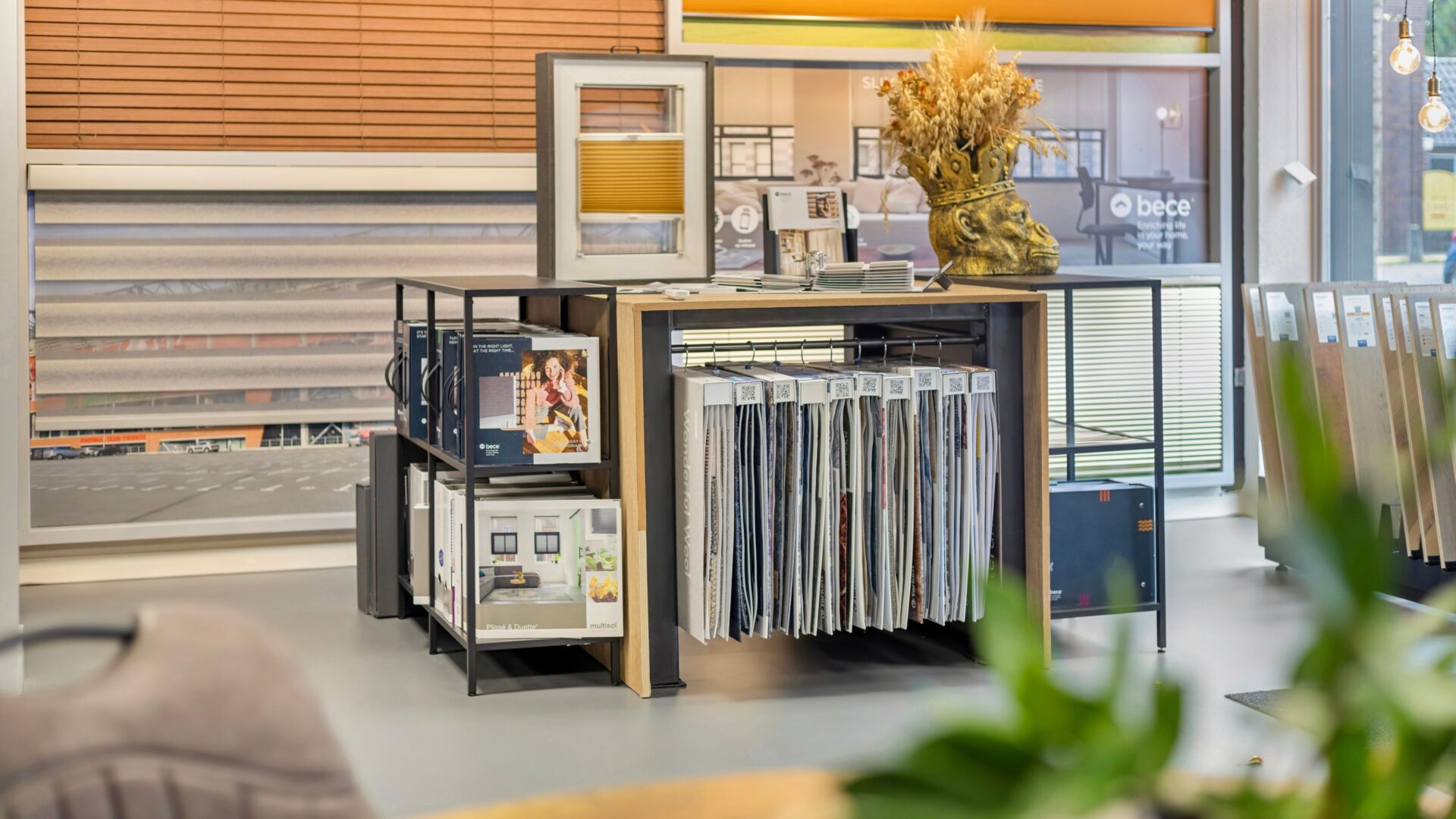 Raamdecoratie showroom in woonwinkel Thuisin Schokker Enschede