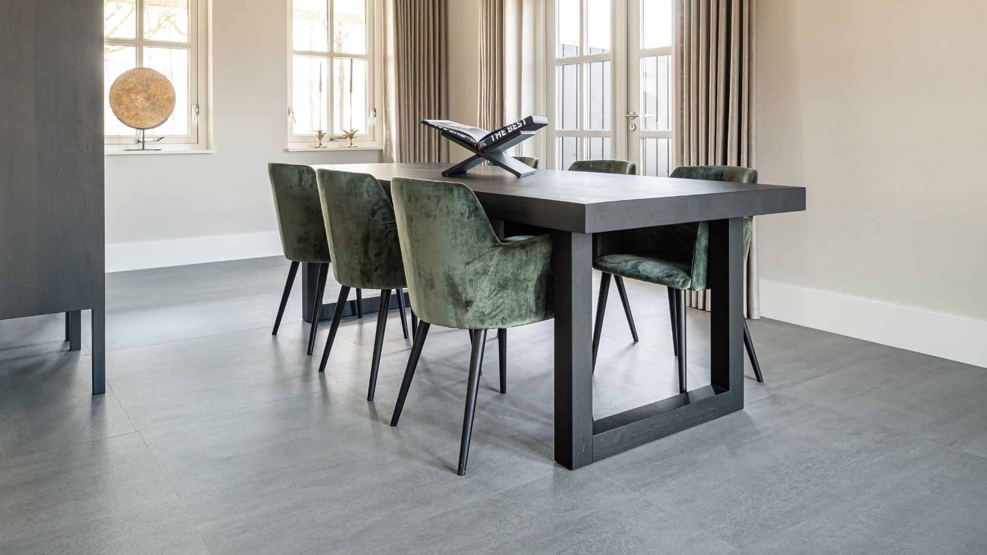 Betonlook pvc vloer in de eetkamer