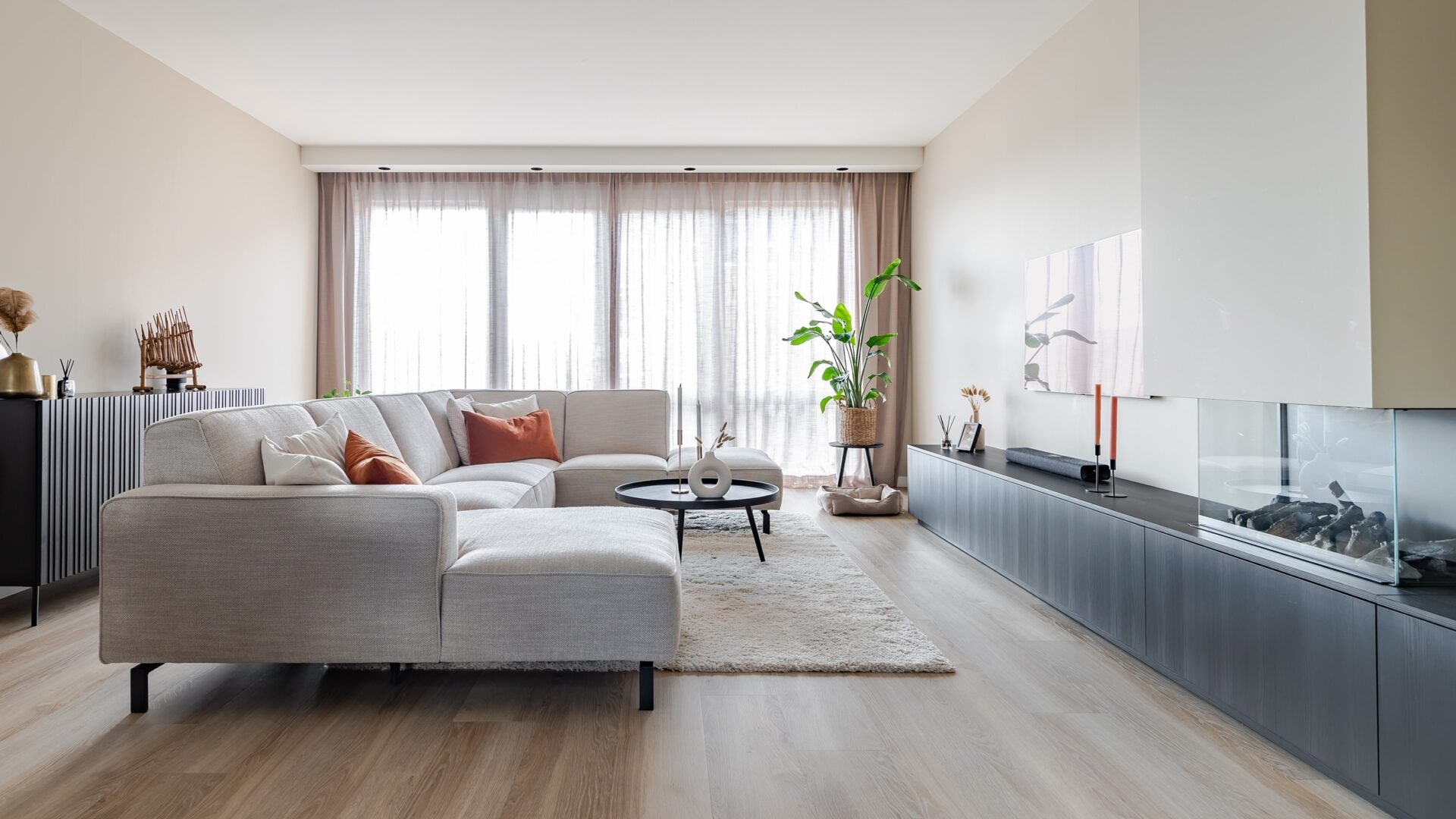 Moderne woonkamer met PVC vloer en comfortabele zithoek