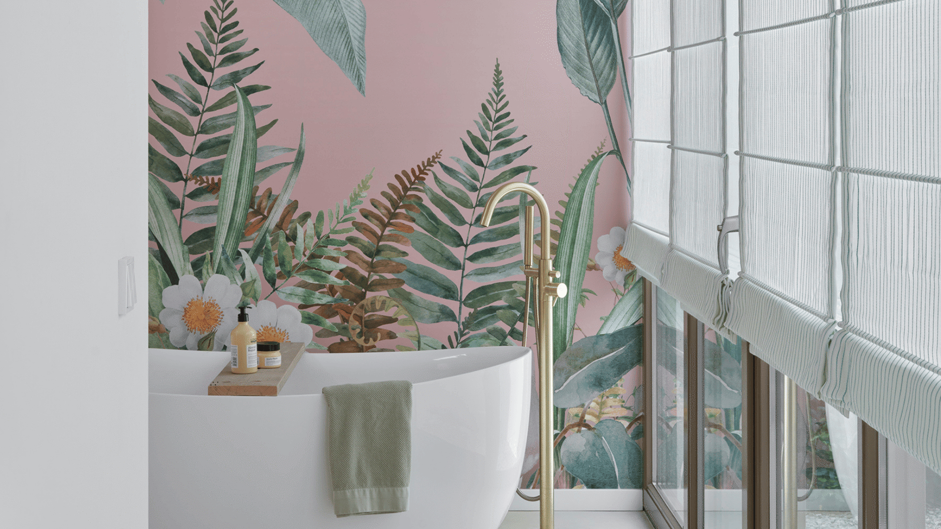 Jungle behang op de muur en aqua blauwe vouwgordijnen in de badkamer