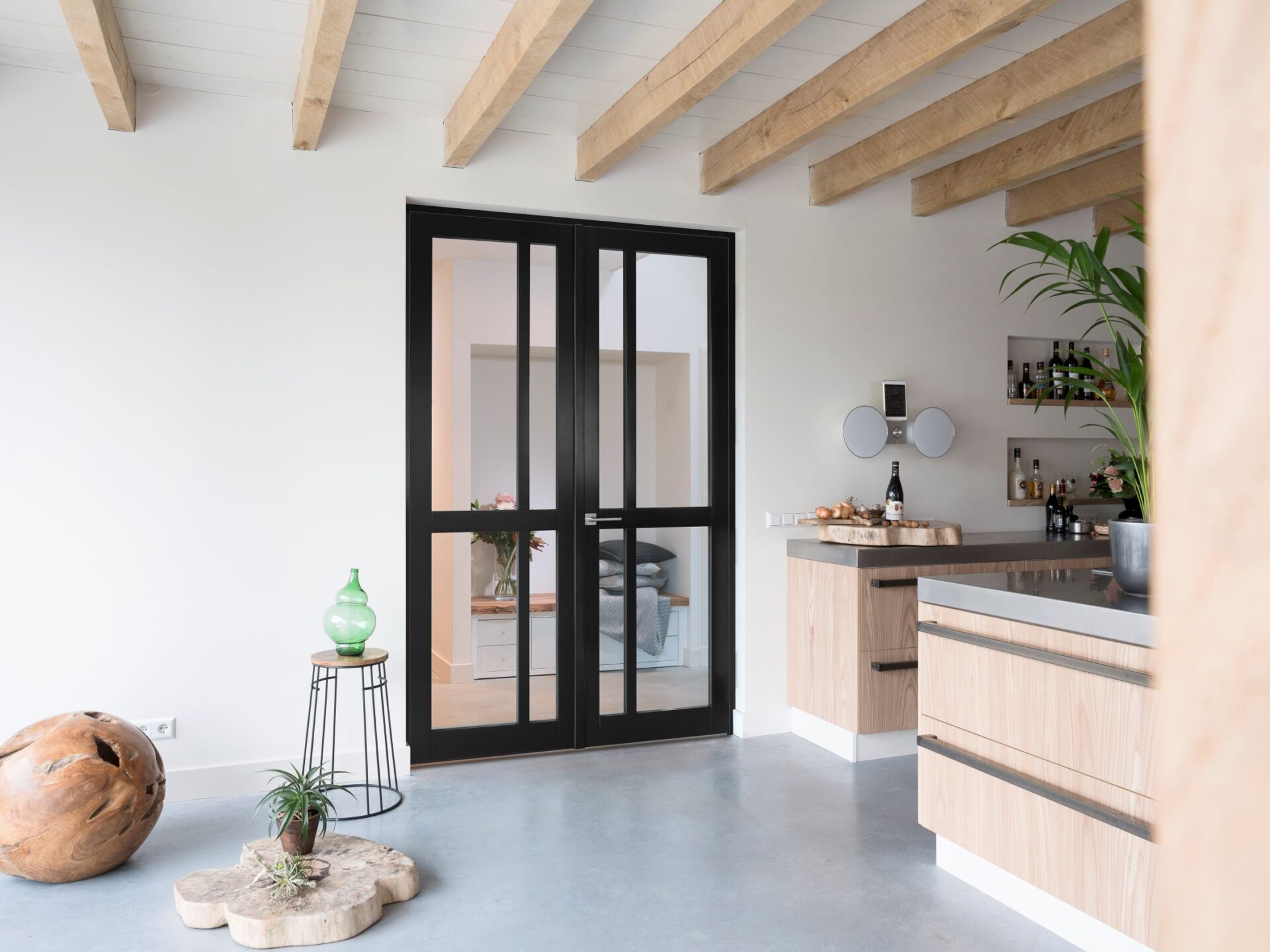 Weekamp houten binnendeuren voor het afscheiden van de keuken en de woonkamer