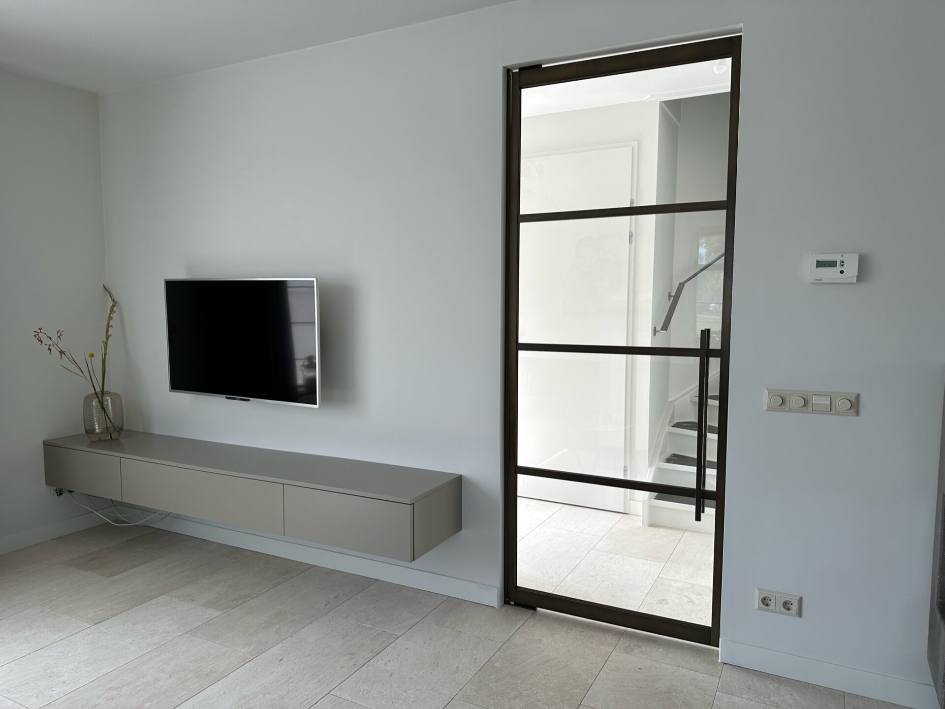 SolidDoor in woonkamer zwart