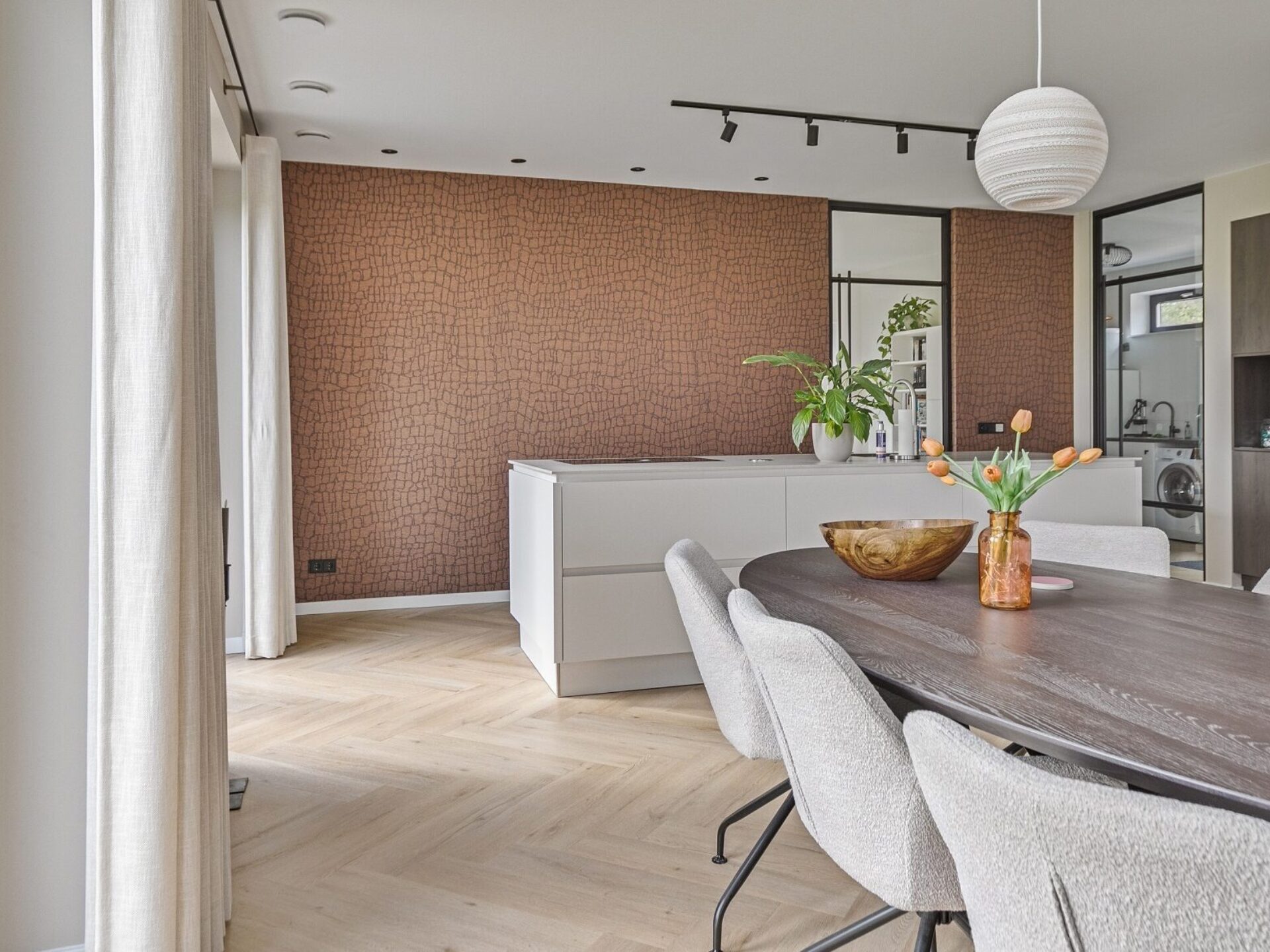 Brons krokodillenbehang van Arte in de keuken