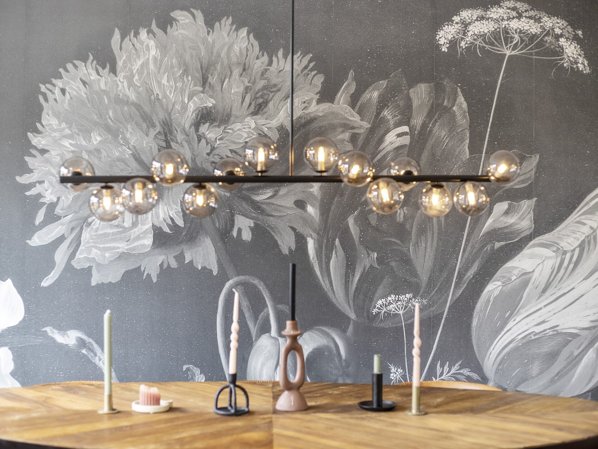 Zwart wit behang met bloemen in de eetkamer