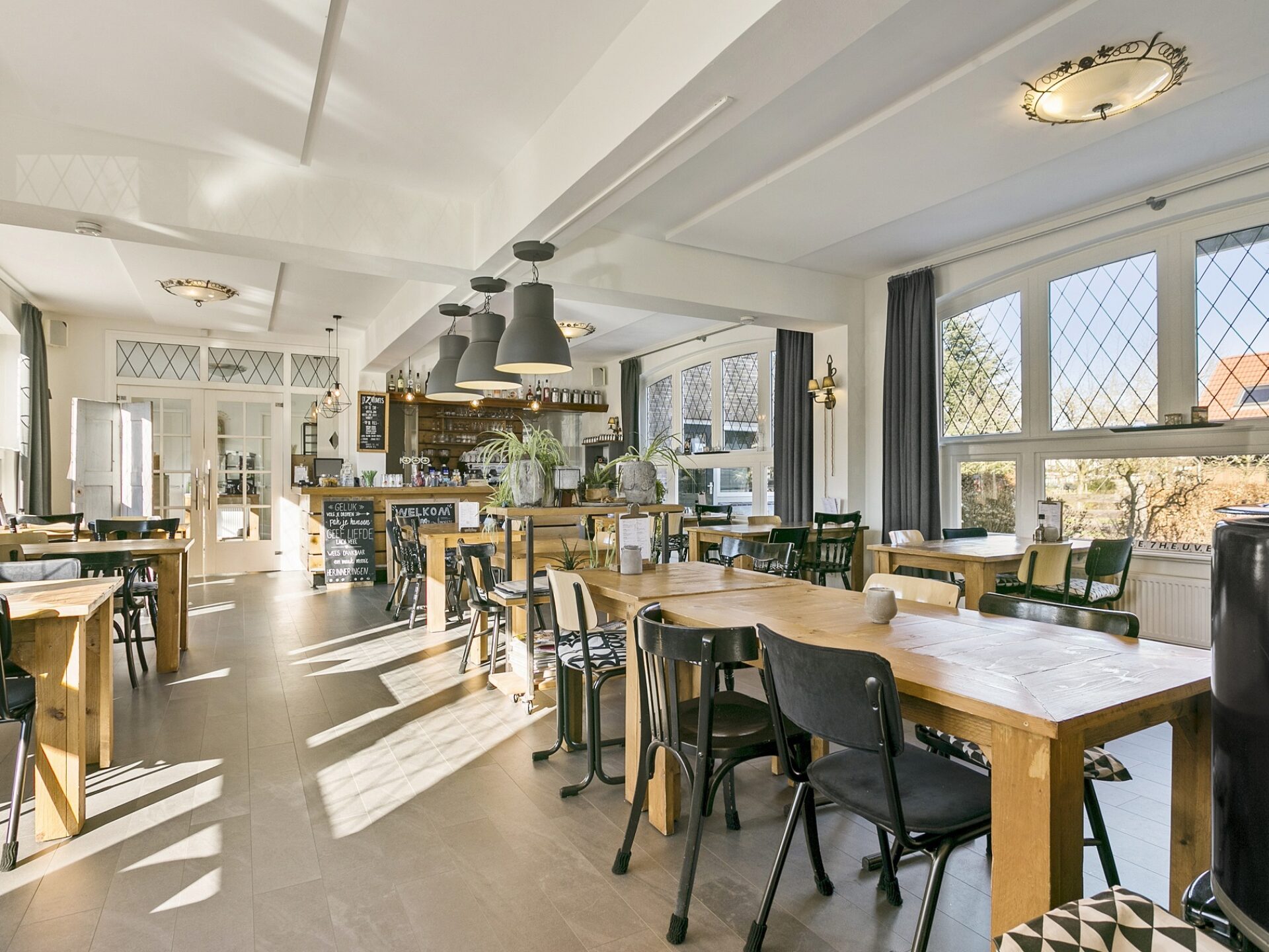 Binnenkijken in het interieur van een Gasterij in Wezep