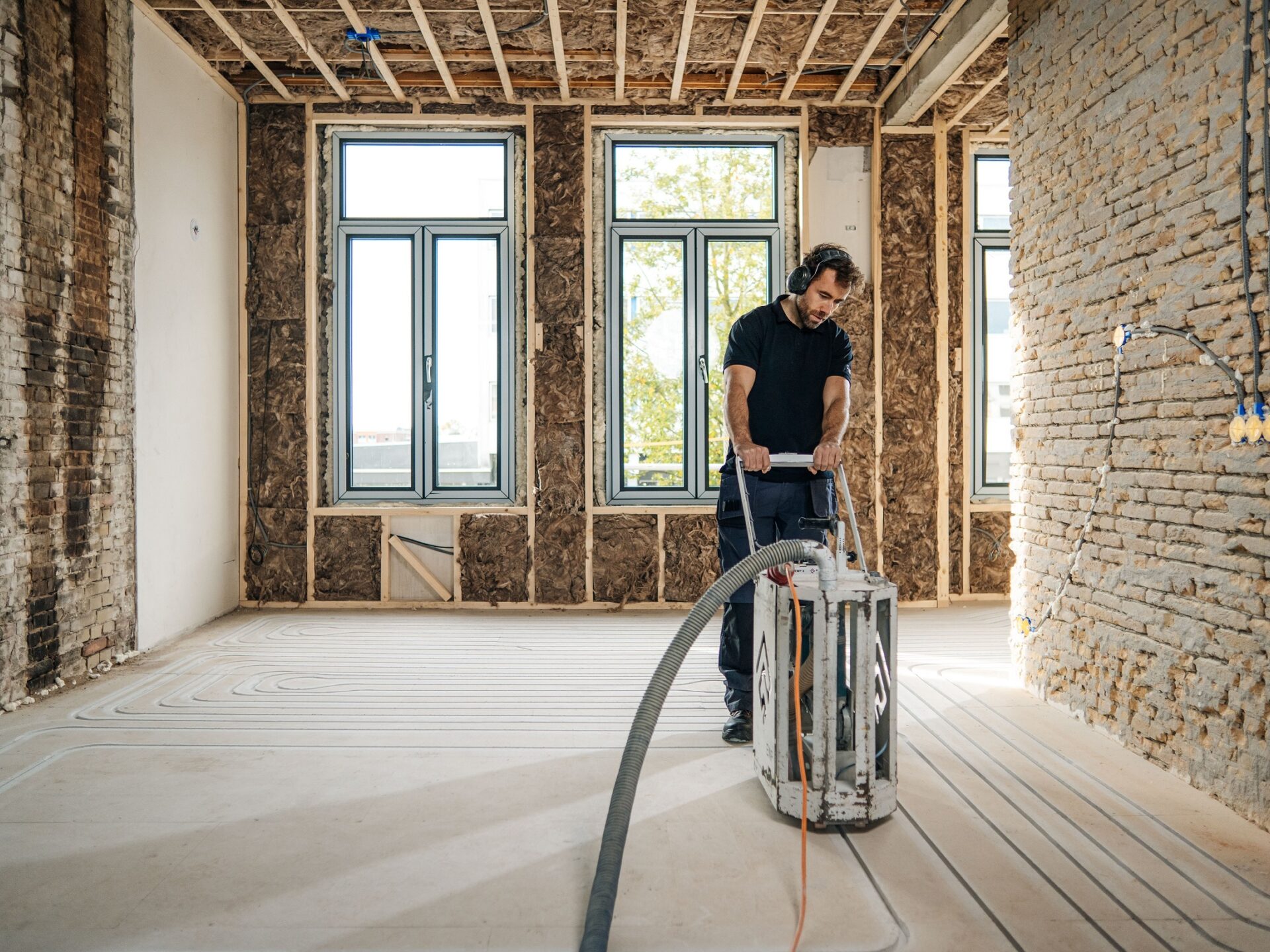 Het inslijpen Easywarm vloerverwarming in een droogbouwvloer.