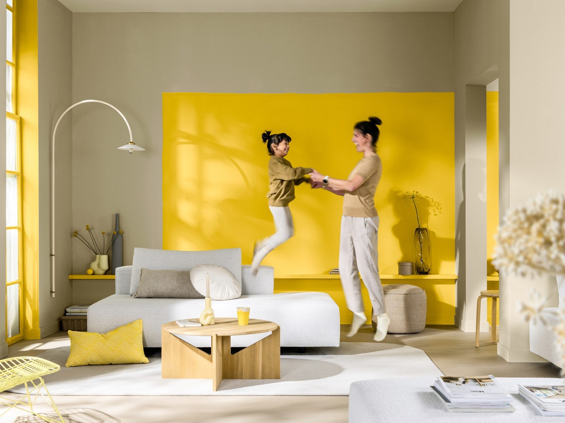 Woonkamer in wit en beige tinten met statement muur in Flexa True Joy en witte meubelen.