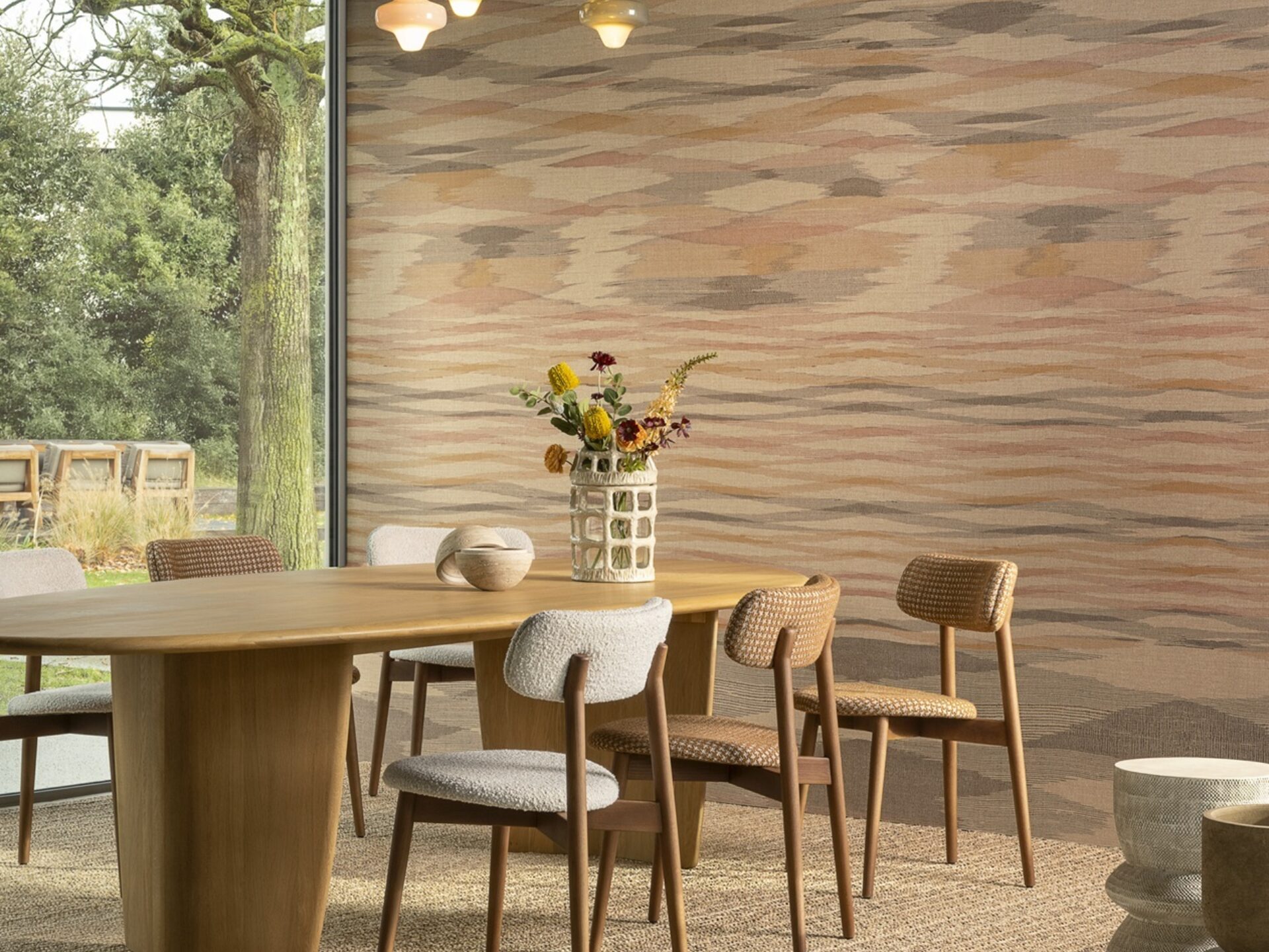 Design eetkamer met opvallend Arte behang met organisch patroon