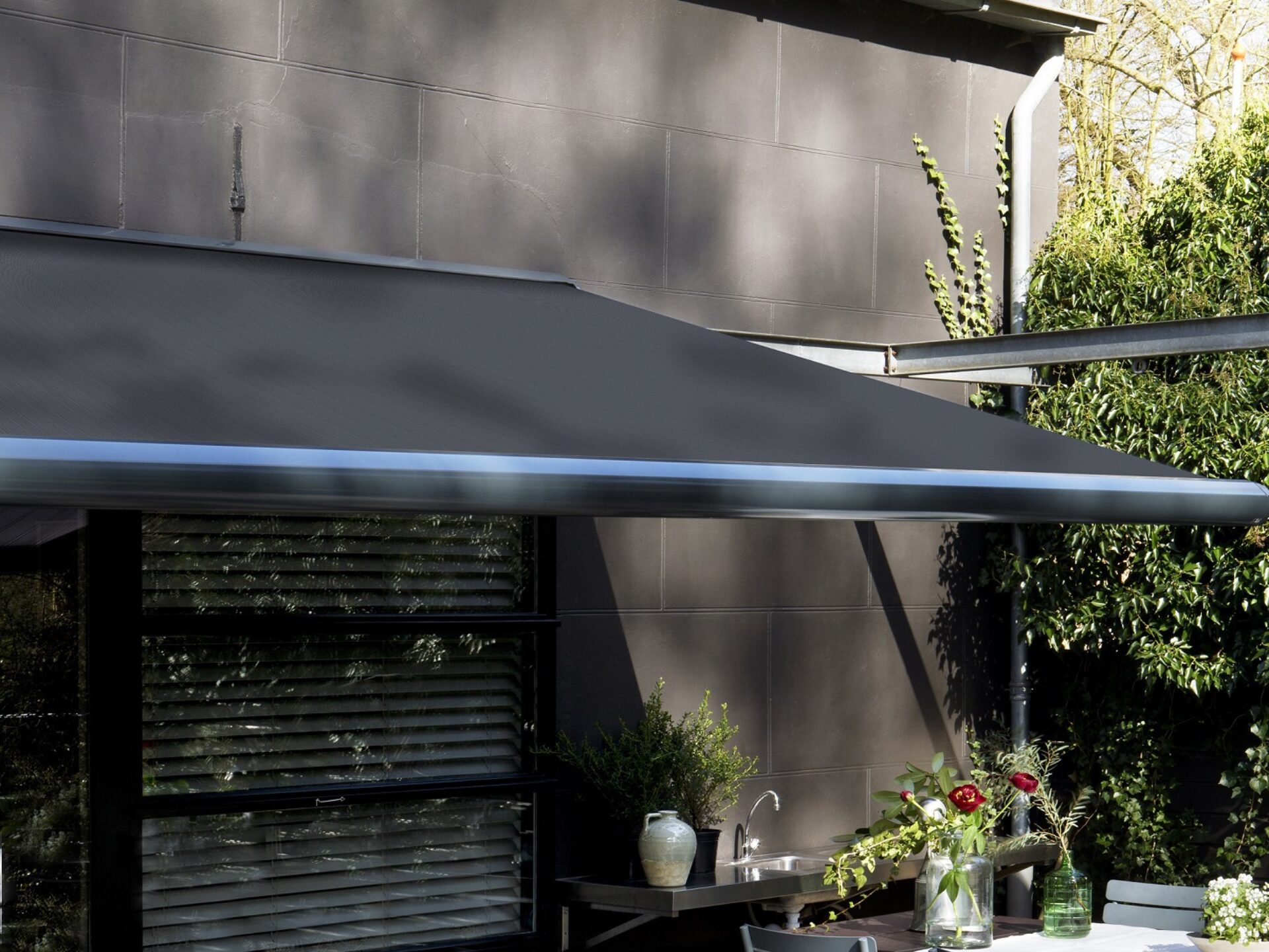 Knikarmscherm buitenzonwering bij Thuisin