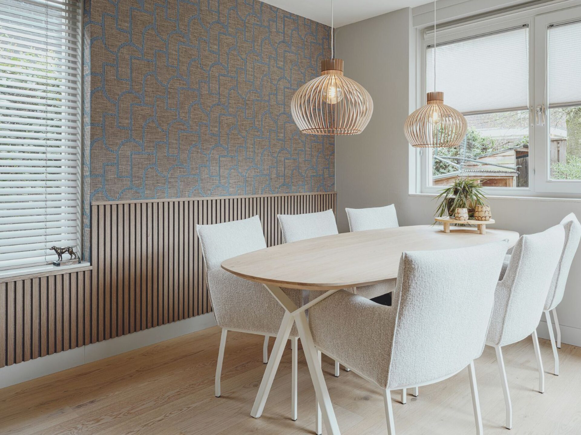 Eethoek met lichte lindura vloer, wandpanelen en behang