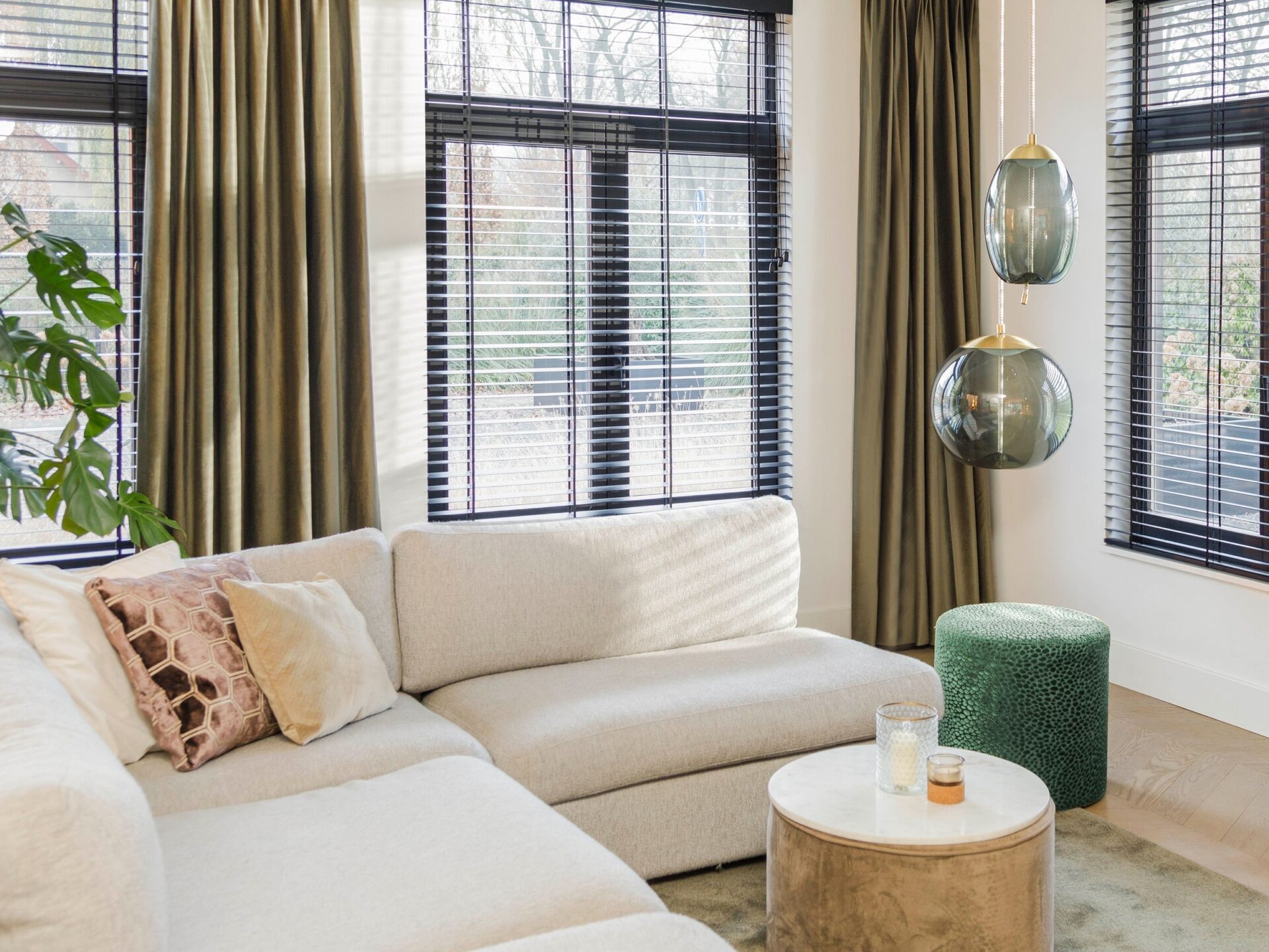 Overgordijnen van isolerende gordijnstof in natuurlijke groentint voor een gezellige woonkamer. Thuisin