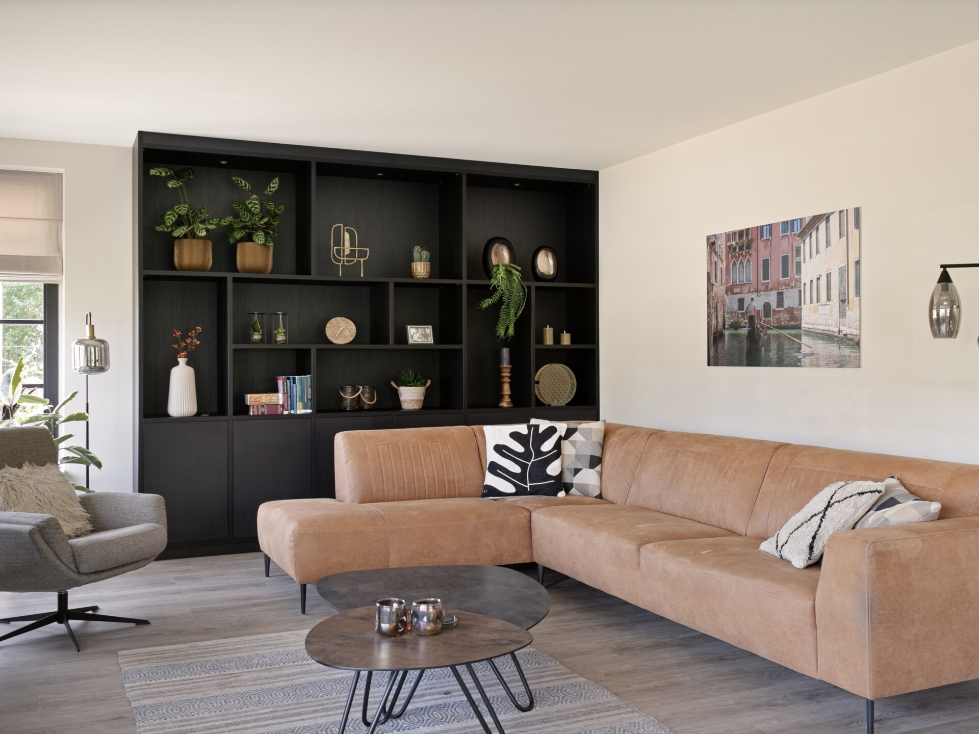 Allure zwarte wandkant op maat bij Thuisin