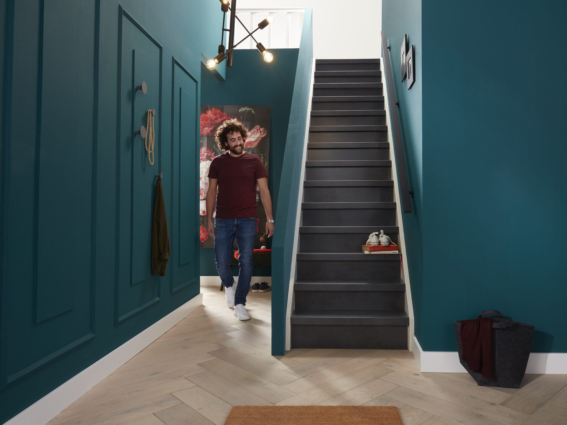 Donkergrijze pvc-trap in de hal met visgraatvloer