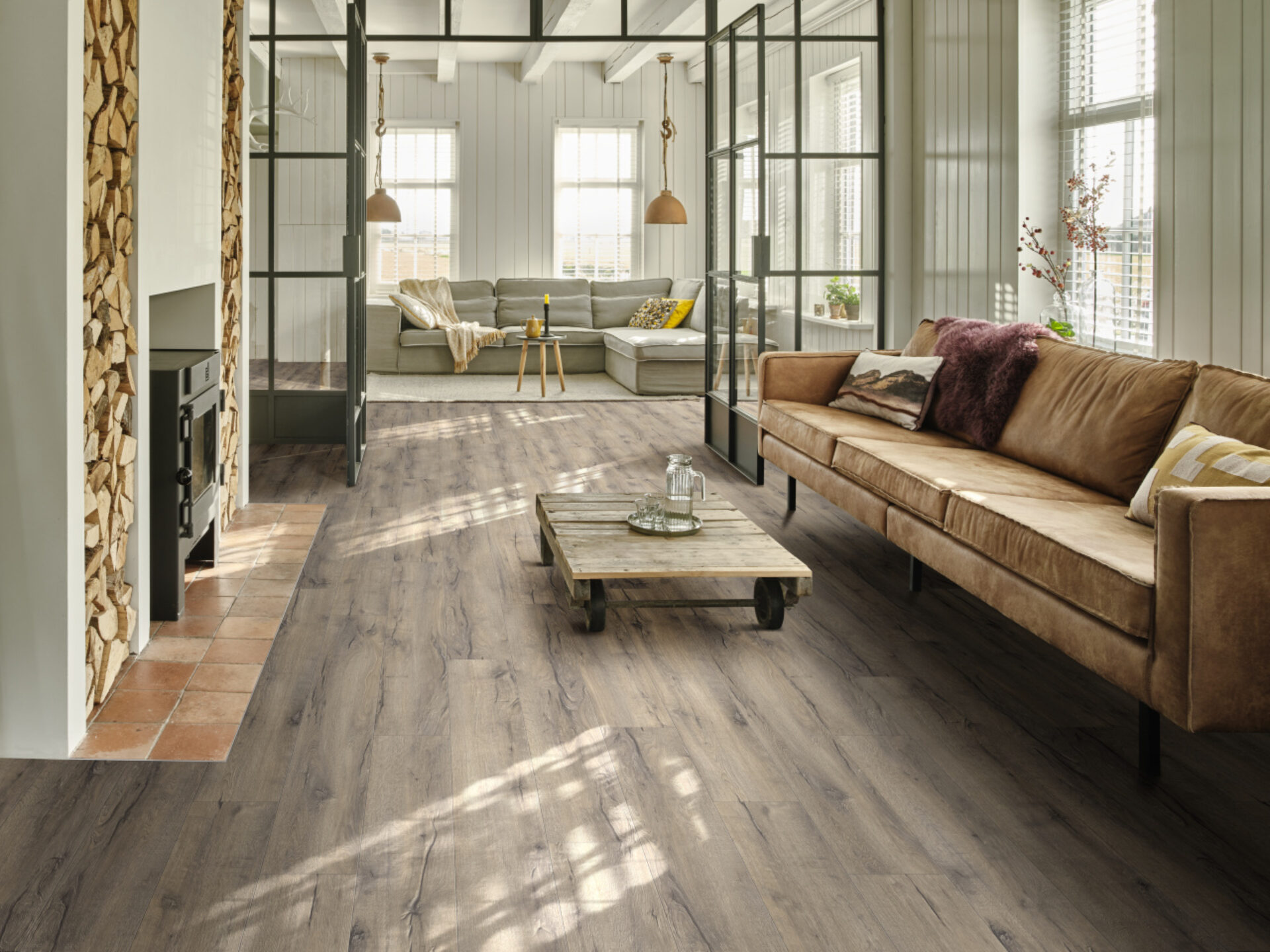 Een houtlook pvc vloer met zichtbare noesten geeft karakter aan een industriële stijl interieur