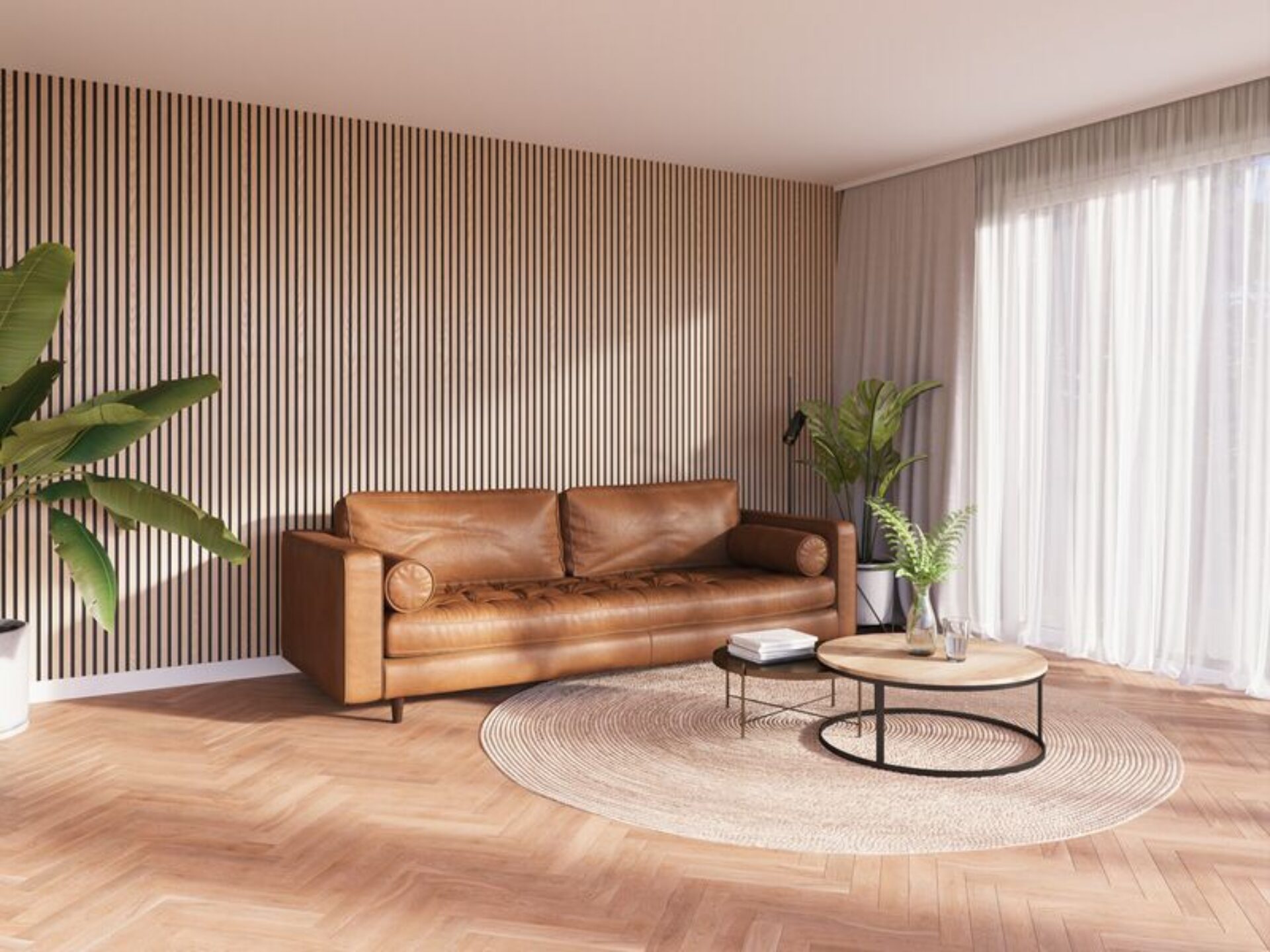 Houten wandpanelen in een lichte tint achter de bank in de woonkamer