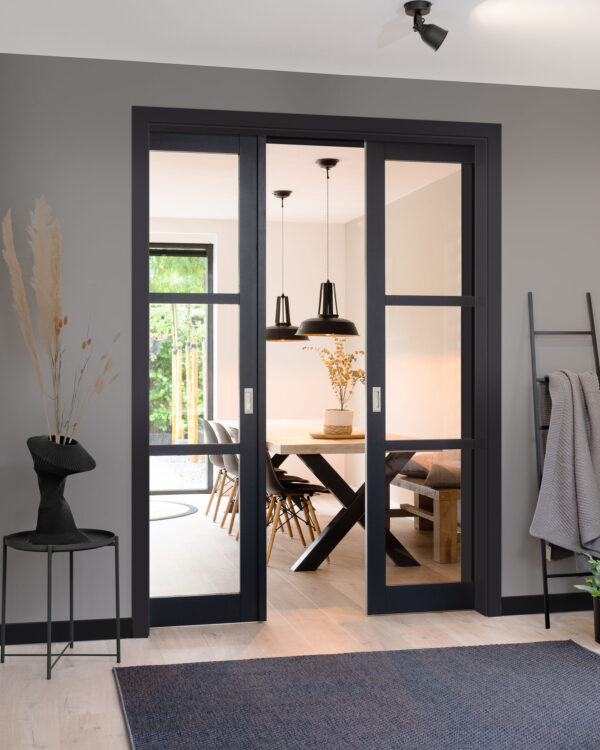 Industriële zwarte schuifdeur in een eetkamer met moderne woonstijl