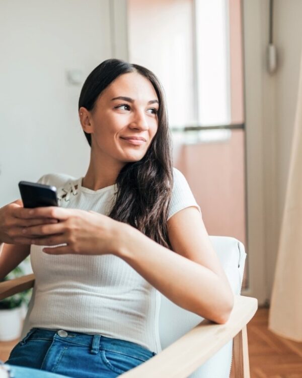 Vrouw gebruikt iPhone om gordijnen te sluiten via Apple home app