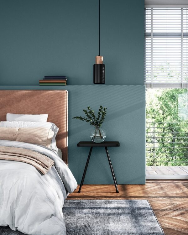 Slaapkamer met witte shutters, houten visgraat vloer, luxe tweepersoonsbed en donkerblauwe, royale kleur muurverf.