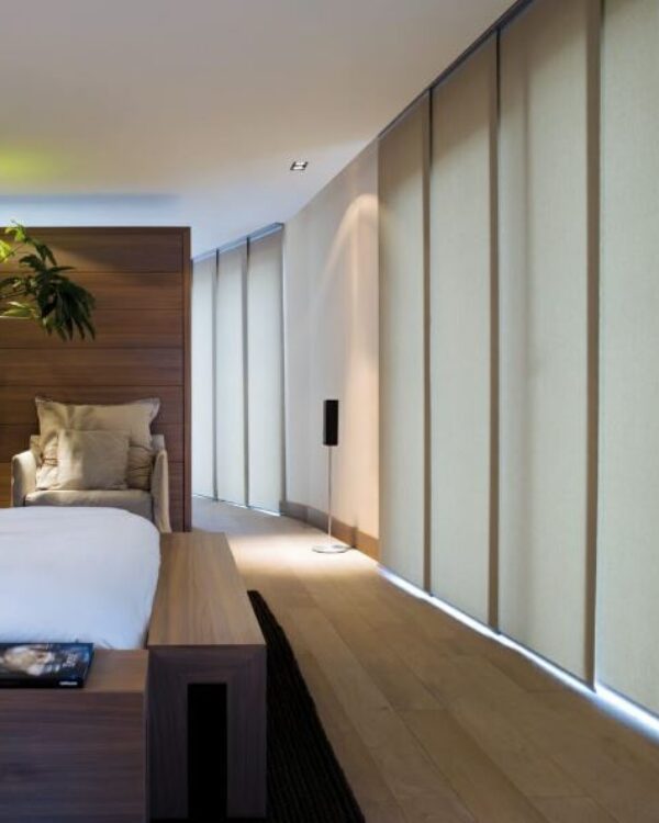 Witte paneelgordijnen in woonkamer