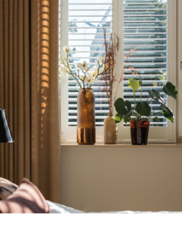 Witte shutters in de slaapkamer voor een sfeervolle uitstraling